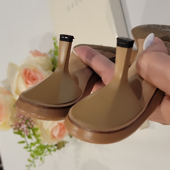 Authentic Gucci sandals - Picture 6 of 9